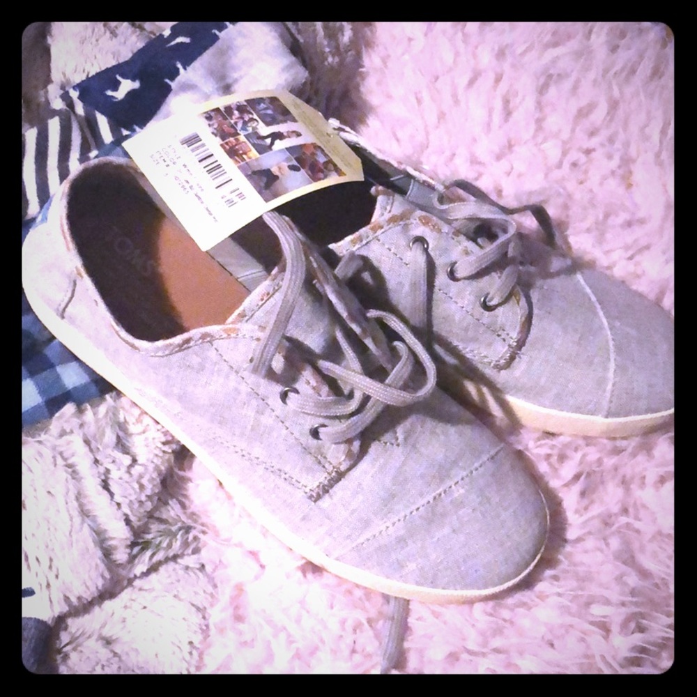 BNWT TOMS LACE UP SHOES
